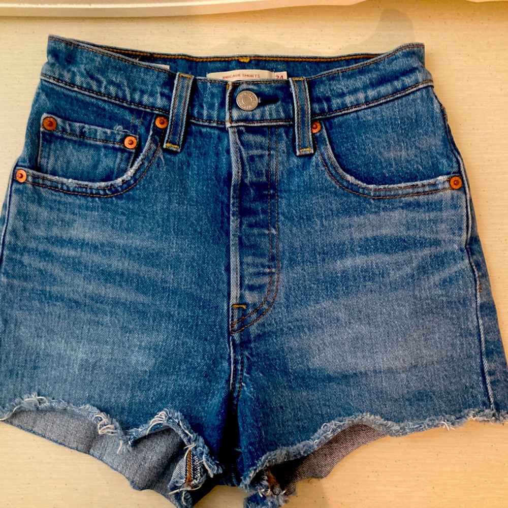 NWOT rib cage Levi shorts